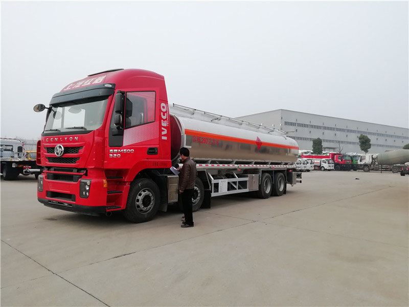 上汽紅巖29.7方前四后八鋁合金運(yùn)油車，20噸運(yùn)油車